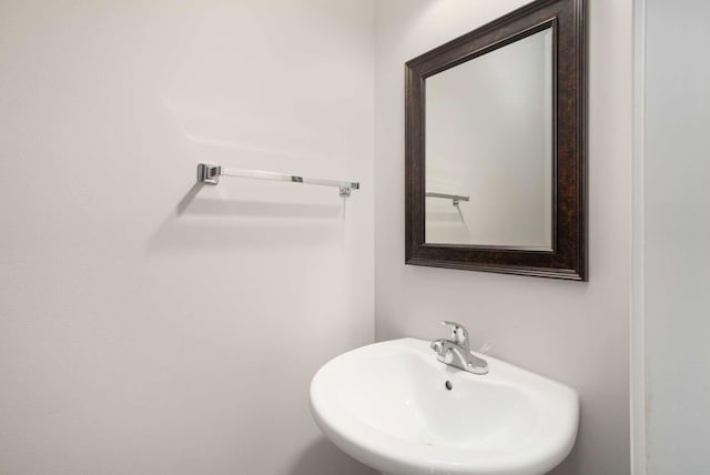 bathroom featuring sink