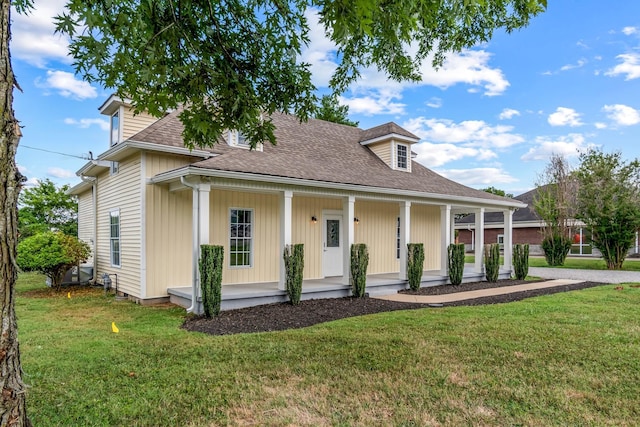 view of front facade featuring covered porch and a front lawn