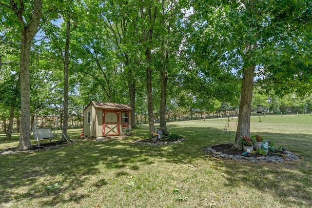 view of yard featuring a storage unit