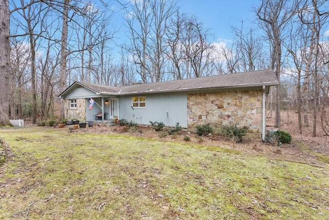 single story home with a front yard