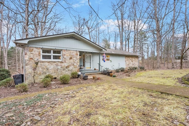 view of front of house featuring a front lawn