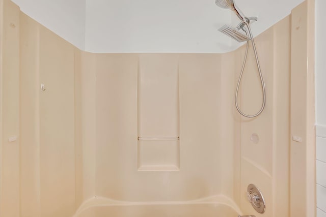 bathroom with washtub / shower combination