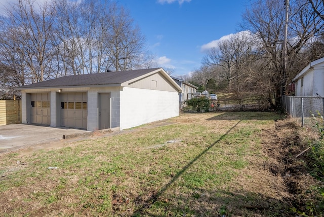 view of yard featuring a garage and an outbuilding