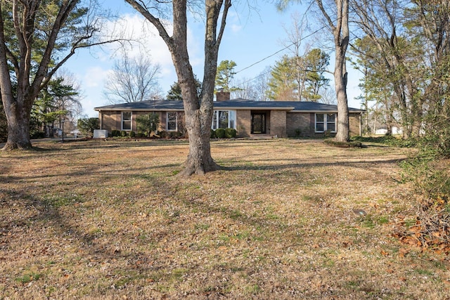 view of front of property with a front yard