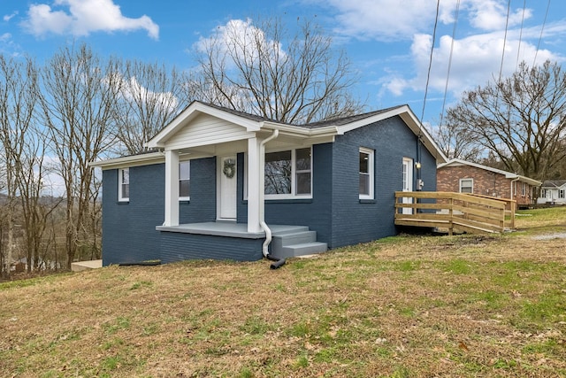 view of front of property featuring a front yard and a porch