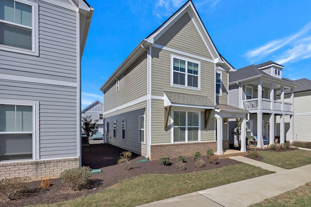 view of front of house featuring a front lawn