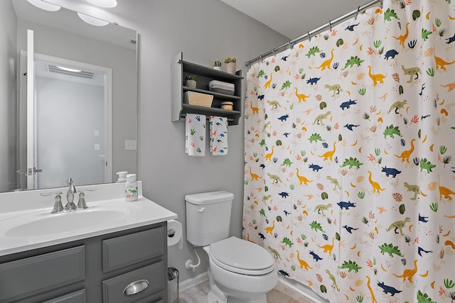 bathroom with a shower with shower curtain, vanity, and toilet