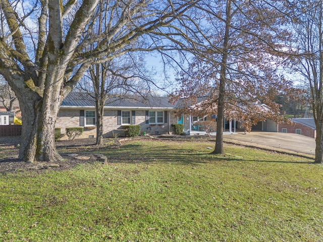 ranch-style house featuring a front lawn