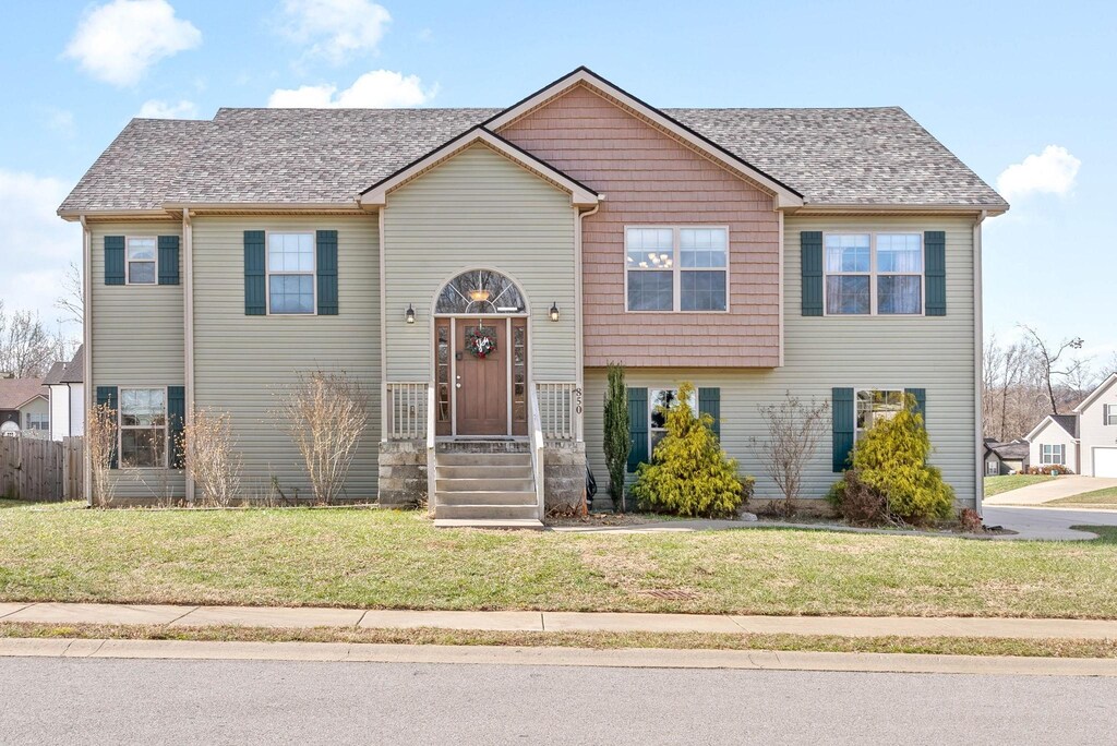 bi-level home featuring a front lawn