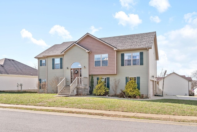 view of front of house featuring a front lawn and a garage