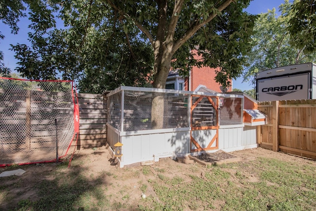 view of yard featuring an outdoor structure