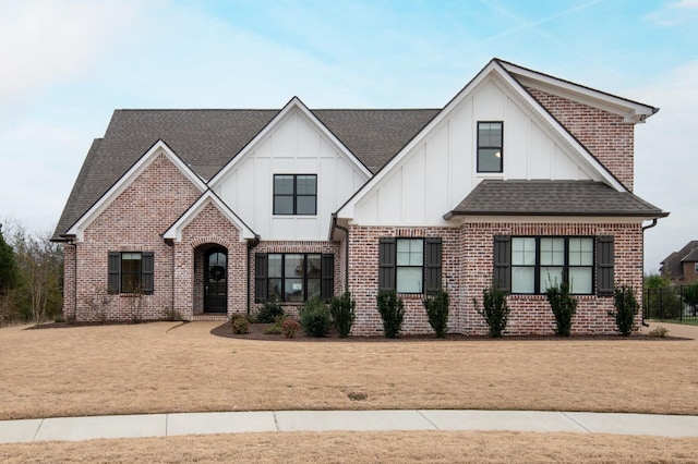 view of front of property featuring a front yard