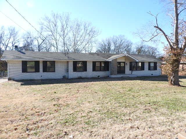 ranch-style house featuring a front lawn