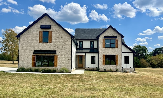 view of front of home featuring a front lawn