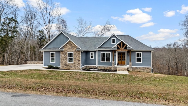 craftsman inspired home featuring a front yard