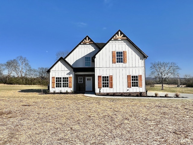 view of modern farmhouse style home