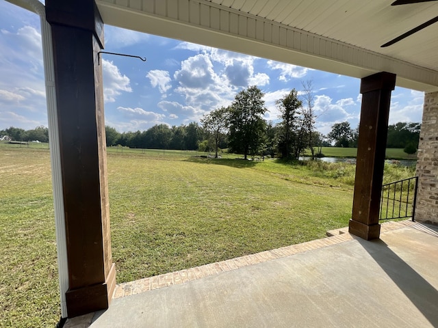 view of yard featuring a patio