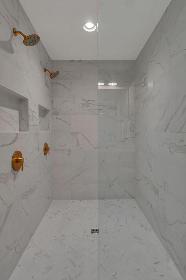 bathroom featuring a tile shower