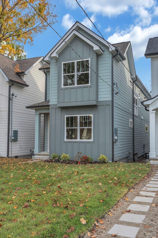 view of front facade with a front yard