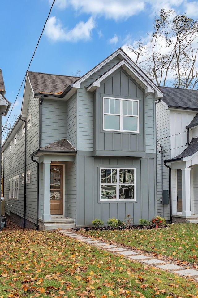 view of front of house with a front yard