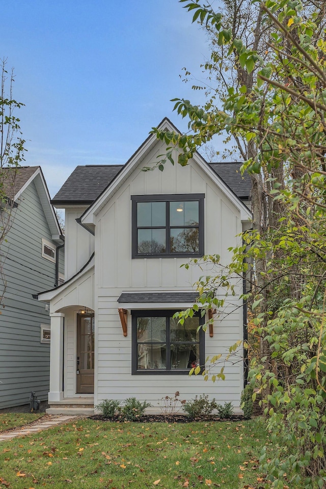 modern farmhouse style home featuring a front lawn