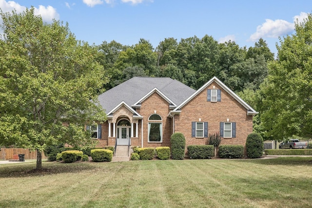 view of front facade featuring a front lawn