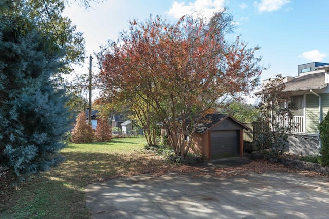 view of yard featuring an outbuilding and a garage