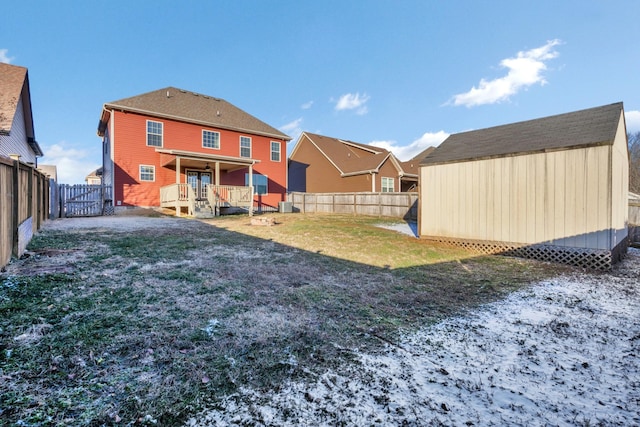 view of yard featuring a storage shed