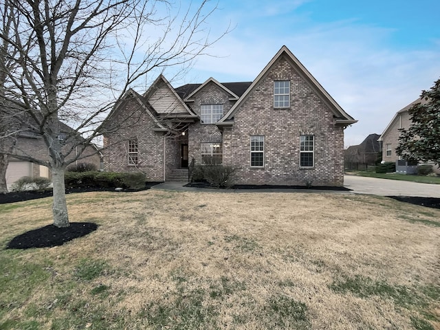 view of front facade featuring a front lawn