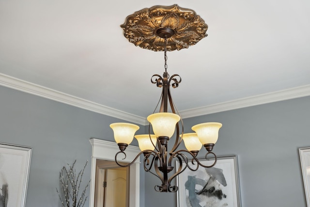 details featuring crown molding and a notable chandelier