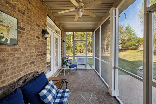 unfurnished sunroom with a wealth of natural light and ceiling fan