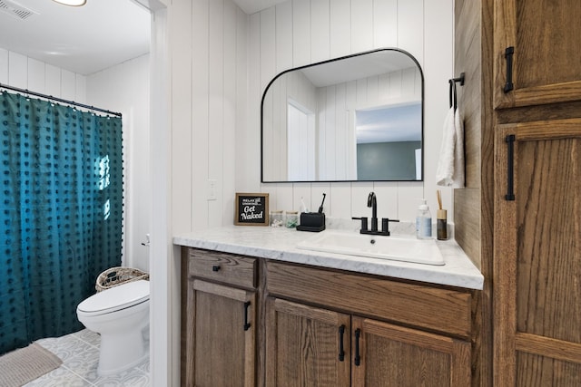 bathroom featuring toilet, a shower with shower curtain, tasteful backsplash, and vanity