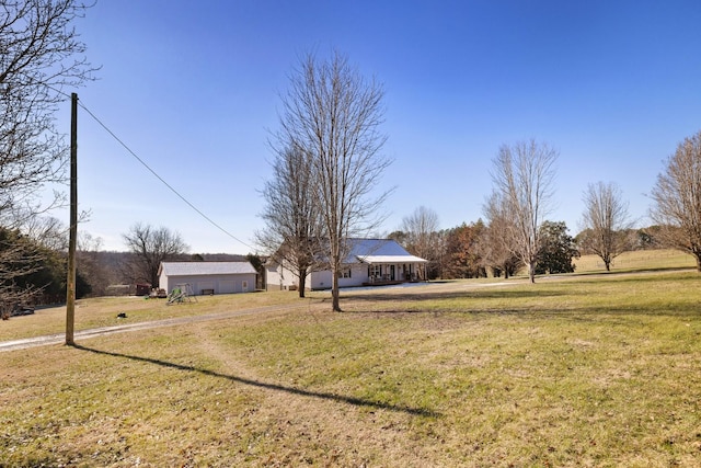 view of front of property featuring a front yard