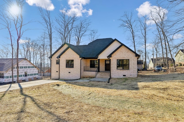 view of front of home featuring covered porch and a front lawn