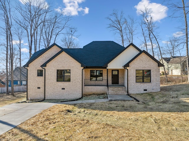 view of front of home featuring a front lawn and covered porch