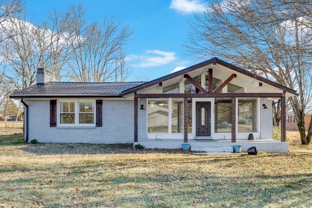 view of front of house with covered porch and a front lawn