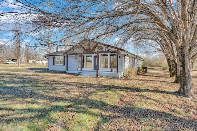 view of front of house featuring a front yard