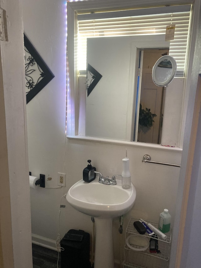 bathroom featuring sink