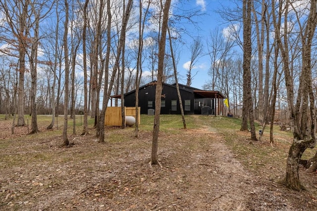 view of yard with an outbuilding