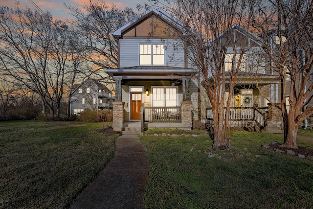 view of front of property featuring a porch and a yard