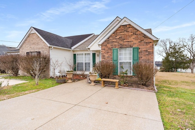 view of front of house featuring a front yard