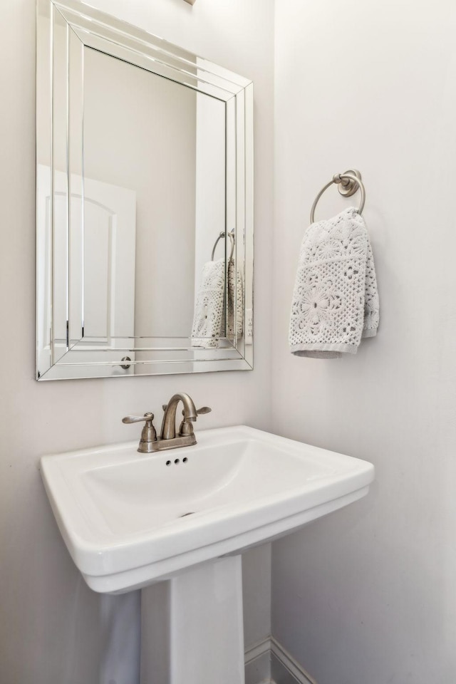 bathroom featuring sink