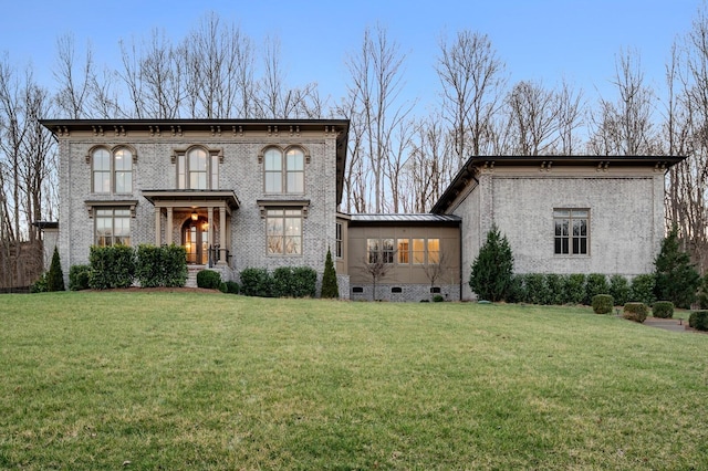 italianate-style house featuring a front lawn