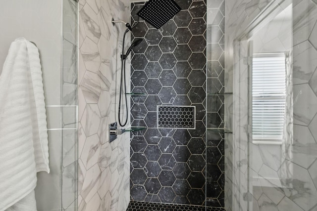 bathroom featuring a tile shower