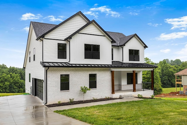 983 Palmyra Rd, Clarksville, TN 37040 - modern farmhouse style home featuring covered porch, an attached garage, brick siding, and concrete driveway
