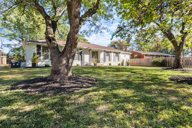 view of front of home featuring a front lawn