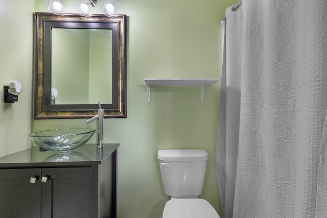 bathroom with a shower with shower curtain, vanity, and toilet