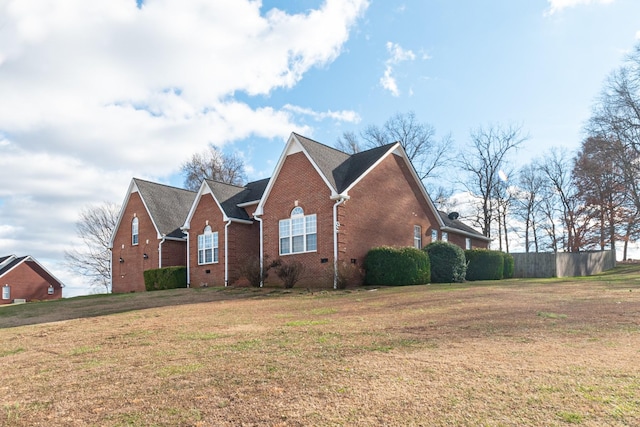 view of front of property featuring a front yard