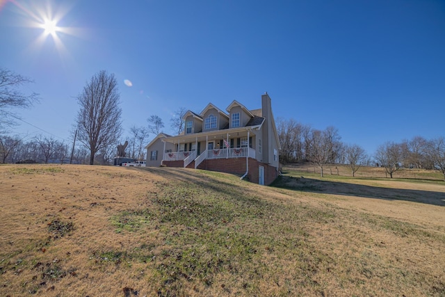 view of front facade featuring a front lawn and a porch