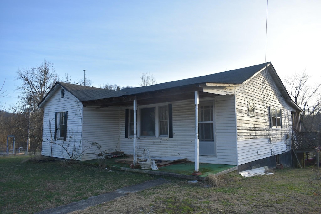 view of front of property with a porch and a front lawn